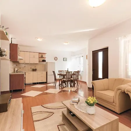 Holiday home Three-bedroom Holiday In Oklaj