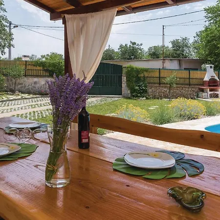 Holiday home Three-bedroom Holiday In Oklaj