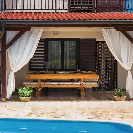 Three-bedroom Holiday In Oklaj