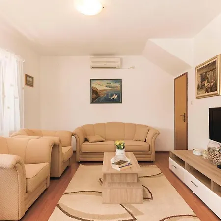Three-bedroom Holiday In * Oklaj