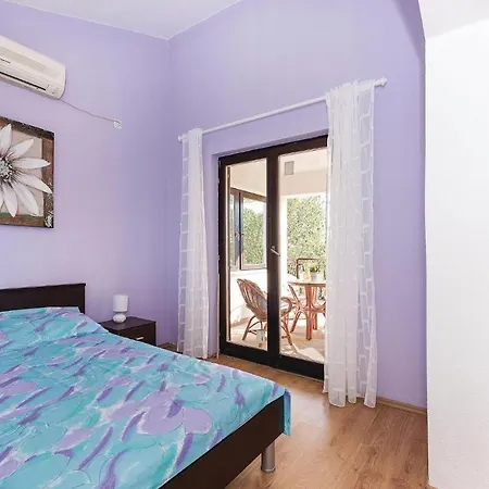 Holiday home Three-bedroom Holiday In Oklaj